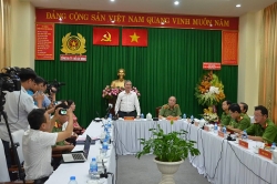 video hai hung tai xe o to nem luu dan xuong giua duong pho dong duc o nga