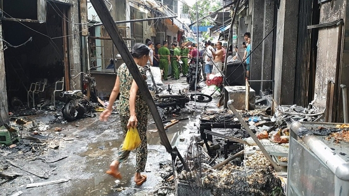 Ngã xe làm nổ nhiều bình gas mini gây cháy lớn ở TP.HCM nga xe lam no nhieu binh gas mini gay chay lon o tphcm
