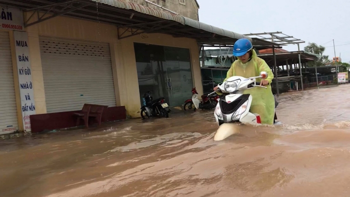 phu quoc lai chim trong bien nuoc sau con mua keo dai 2 gio dong ho