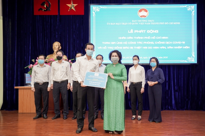 undefined 4648 2hung thinh ung ho 500tr phong chong covid thong qua ubmttq tphcm2 1641