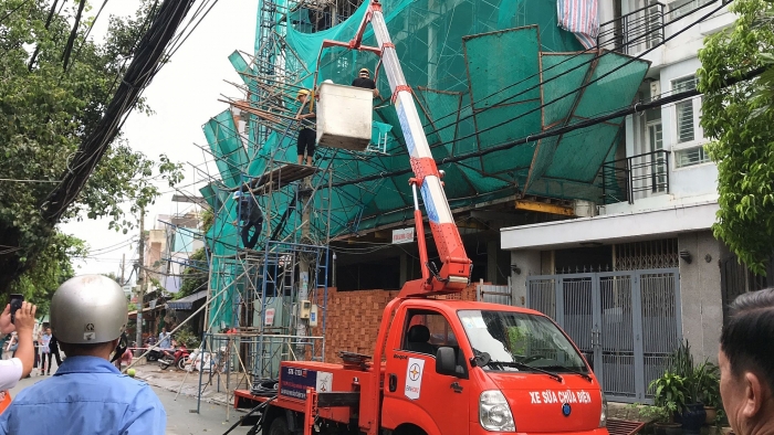Giàn giáo rơi xuống đường suýt đè chết người phụ nữ mua ve chai gian giao roi xuong duong suyt de chet nguoi phu nu mua ve chay