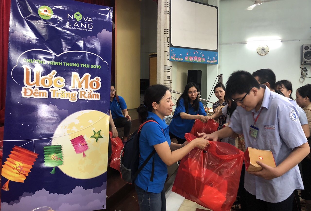 Tập đoàn Novaland tặng quà trung thu đến hơn 500 trẻ em có hoàn cảnh đặc biệt tap doan novaland tang qua trung thu den hon 500 tre em co hoan canh dac biet