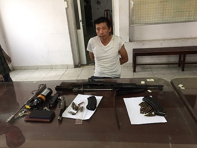 mang sung k56 va 29 vien dan nhat duoc dem ban thanh nien bi cong an bat
