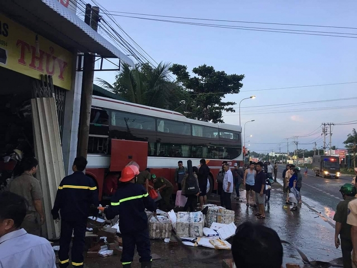 Va chạm với xe tải, xe khách Thành Bưởi đâm vào cửa hàng bán gas va cham voi xe tai xe khach thanh buoi dam vao cua hang ban gas o dong nai
