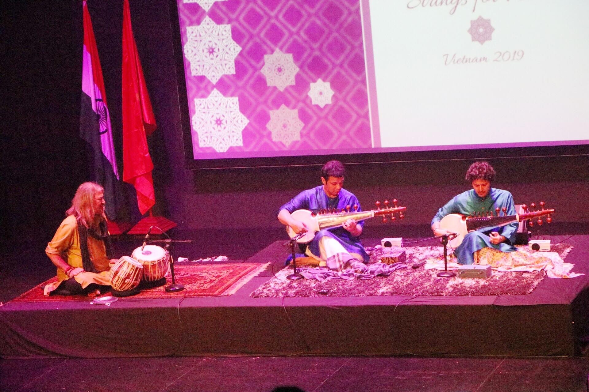 Biểu diễn nghệ thuật Sarod ‘String for Peace’ kỷ niệm 150 năm ngày sinh của Mahatma Gandhi bieu dien nghe thuat sarod string for peace ky niem 150 nam ngay sinh cua mahatma gandhi