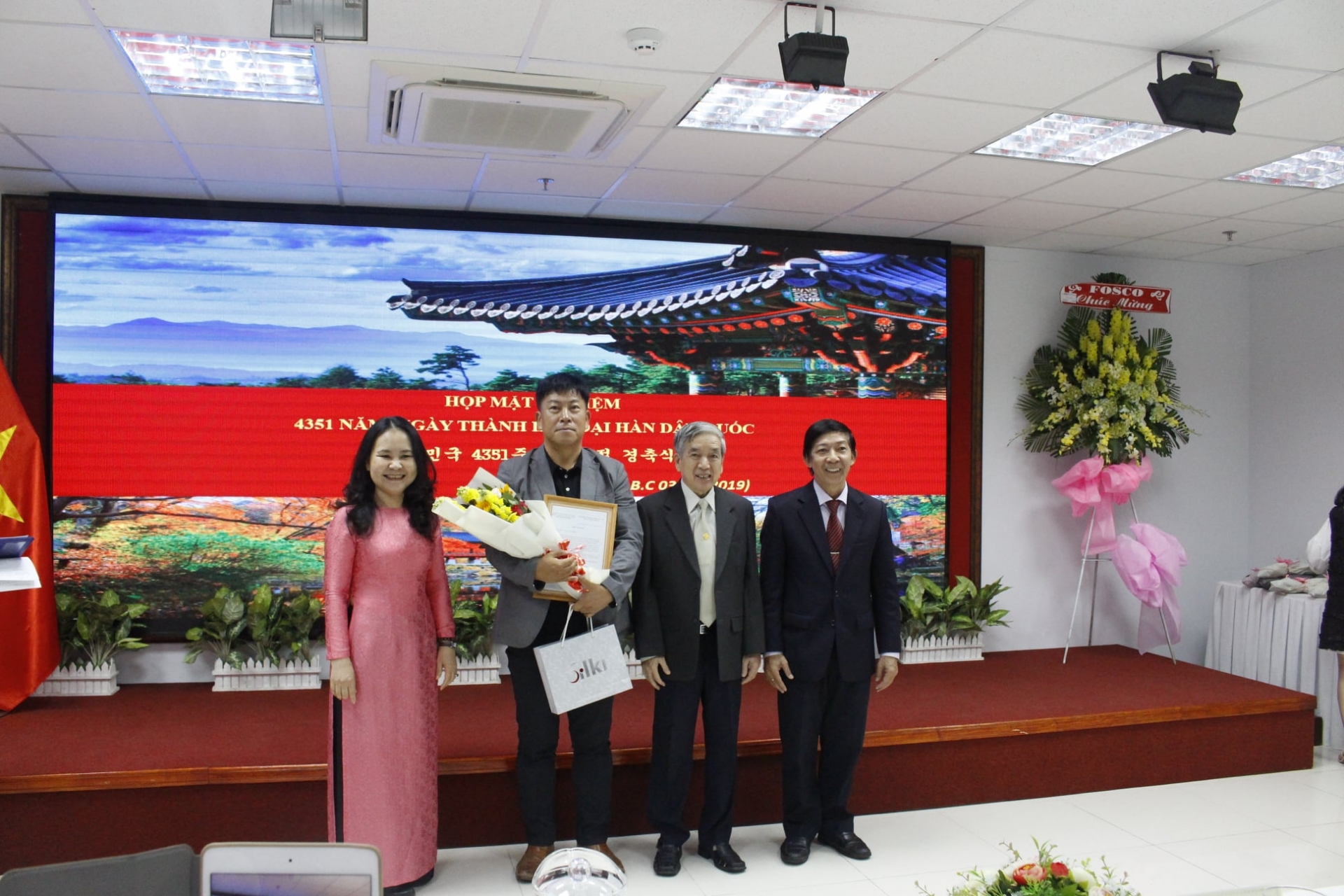 ky niem 4351 nam ngay lap quoc dai han dan quoc tinh cam huu nghi cung no luc huong toi tuong lai