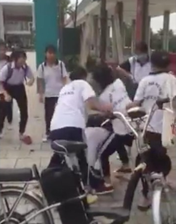 Nữ sinh cấp 2 bị đánh hội đồng do màu sắc đôi giày nu sinh cap 2 bi danh hoi dong do mau sac doi giay