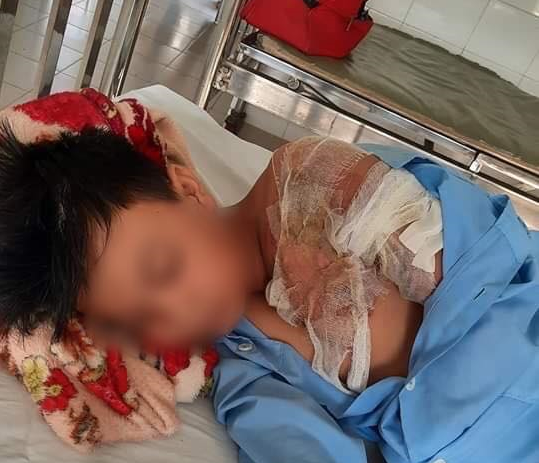nguoi me buoc day thung vao co con roi danh dap da bi tam giu hinh su