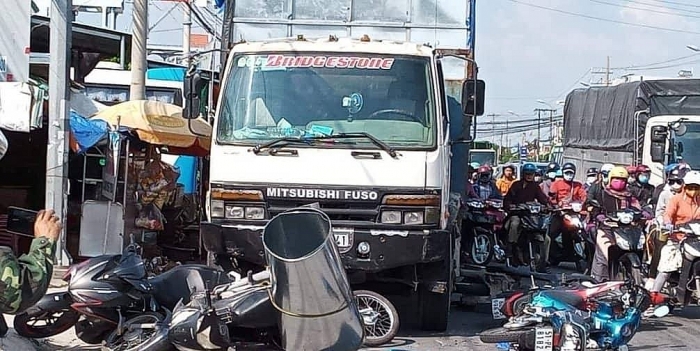 Xe tải tông 7 xe máy dừng chờ đèn đỏ, 11 người bị thương xe tai tong 7 xe may dung cho den do 11 nguoi bi thuong