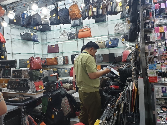 Phát hiện hàng nghìn sản phẩm nghi hàng giả trong chợ Bến Thành, Saigon Square phat hien hang nghin san pham nghi hang gia trong cho ben thanh saigon square