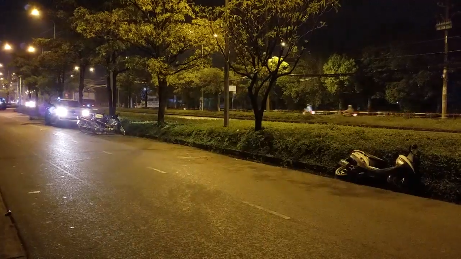 Người đàn ông nằm chết bất thường ở ven đường nguoi dan ong nam chet bat thuong ben canh xe may o tphcm