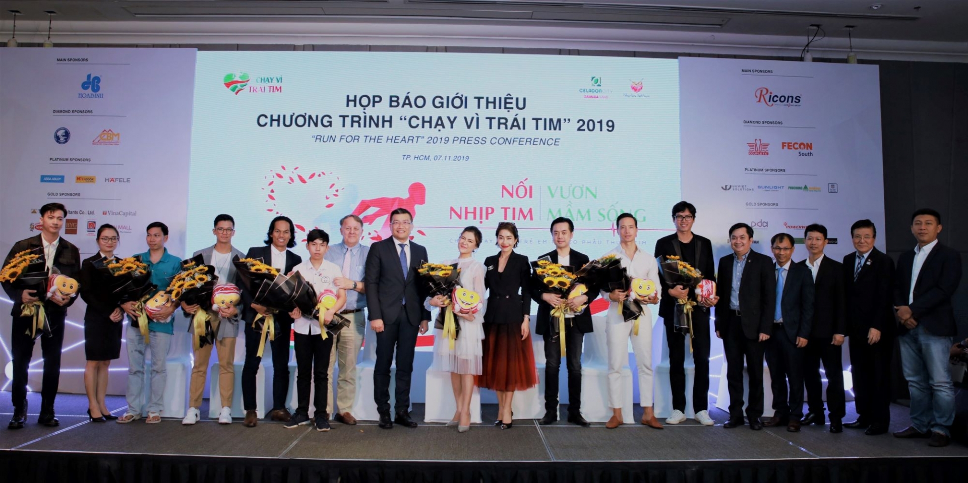 “Chạy vì trái tim” gây quỹ hơn 23 tỷ đồng giúp bệnh nhi tim phẫu thuật miễn phí chay vi trai tim gay quy hon 23 ty dong giup benh nhi tim phau thuat mien phi