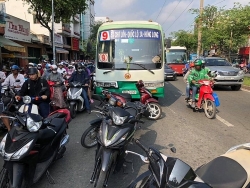 khong doi mu bao hiem om cua voi toc do cao 2 nguoi phu nu di xe may thuong vong gan san bay noi bai