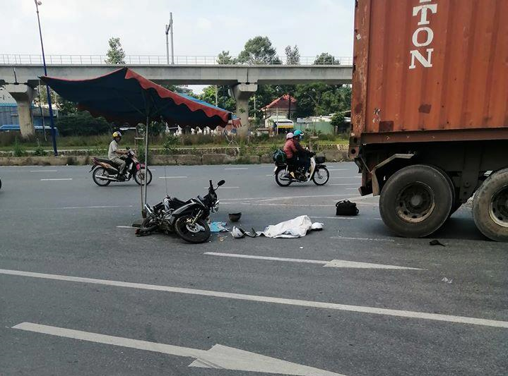 sau va cham xe container be gai 2 tuoi tu vong