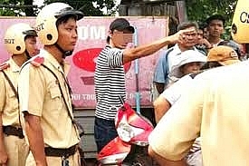 Bắt giữ 4 thanh niên tấn công CSGT khi bị giữ lại vì không đội mũ bảo hiểm bat giu 4 thanh nien tan cong csgt khi bi giu lai vi khong doi mu bao hiem