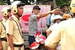 video su that vu nguoi duoc cho la csgt dung dien thoai khong that day an toan khi lai o to
