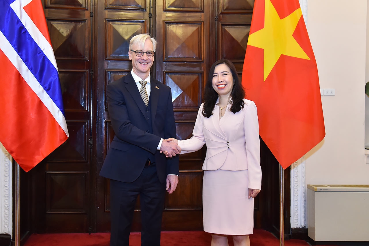 越南外交部副部长黎氏秋姮与挪威外交国务秘书埃尔林·里梅斯塔德。 越南外交部副部长黎氏秋姮与挪威外交国务秘书埃尔林·里梅斯塔德。