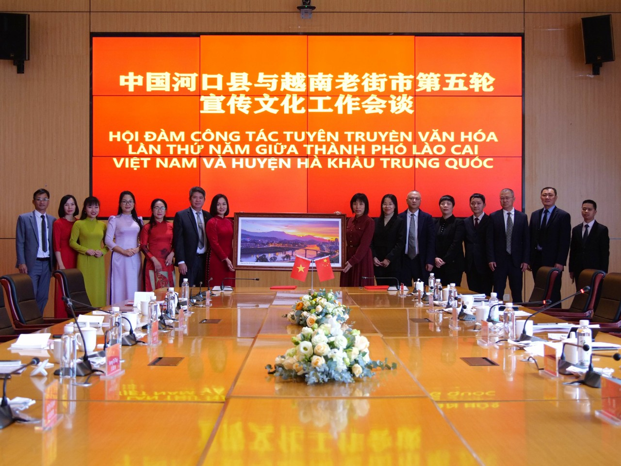 越南老街市市委宣传部与河口县宣传部举行了第五届2023年宣传工作交流会。 越南老街市市委宣传部与河口县宣传部举行了第五届2023年宣传工作交流会。