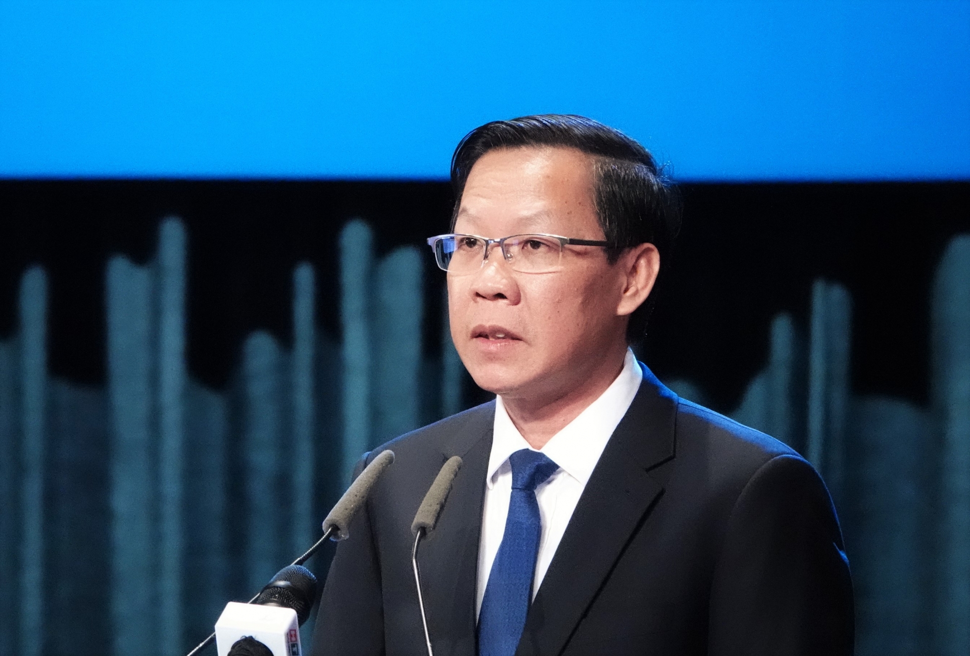 胡志明市市委常务副书记、胡志明市人民委员会主席潘文买。