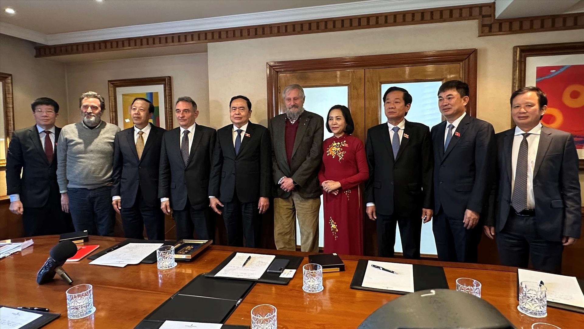 越南国会副主席陈青敏对西班牙进行访问。 越南国会副主席陈青敏对西班牙进行访问。