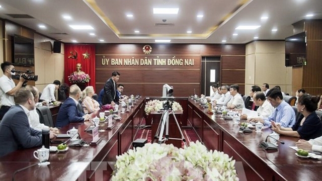 越南同奈省人民委员会领导会见德赫斯集团和雄仁集团领导。 越南同奈省人民委员会领导会见德赫斯集团和雄仁集团领导。