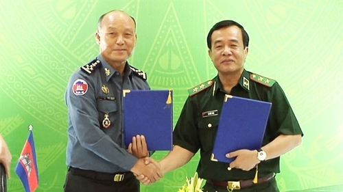 黎德泰中将和Sao Sokha大将签署会谈谅解备忘录。 黎德泰中将和Sao Sokha大将签署会谈谅解备忘录。