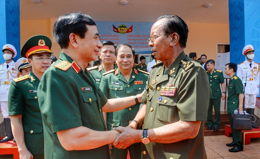 越南政府总理范明政会见老挝人民军总参谋长坎良·奥萨宋 越南政府总理范明政会见老挝人民军总参谋长坎良·奥萨宋