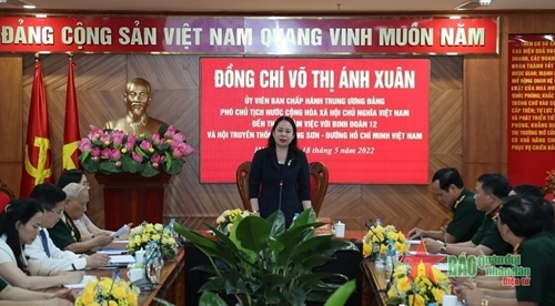 国家副主席武氏映春发表讲话（图片来源：人民军队报）。