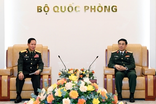 潘文江大将会见坎良•奥萨宋中将。
