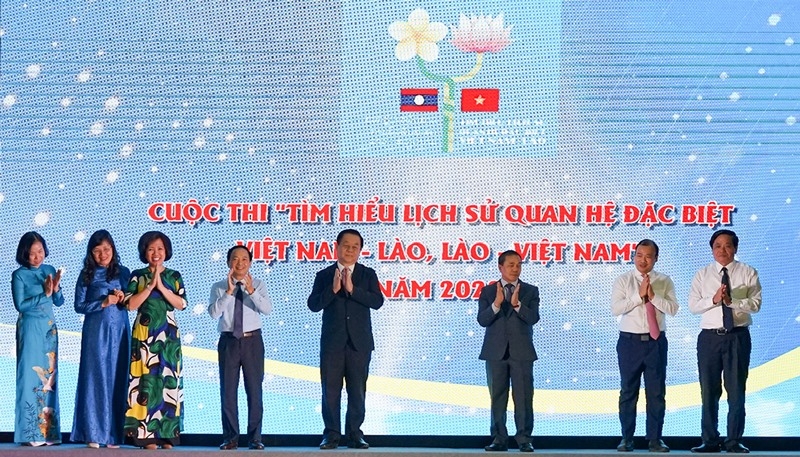 越南代表团与Sengphet Houngboungnuang大使合影。 越南代表团与Sengphet Houngboungnuang大使合影。