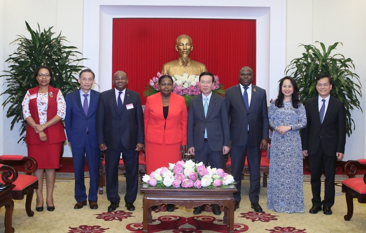 越共中央书记处常务书记武文赏会见莫桑比克议会议长。 越共中央书记处常务书记武文赏会见莫桑比克议会议长。