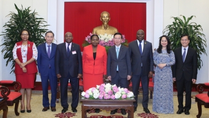 越共中央书记处常务书记武文赏与莫桑比克议会议长举行会晤