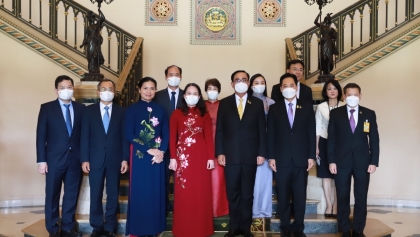 越南国家副主席武氏映春与泰国总理巴育·占奥差举行会晤