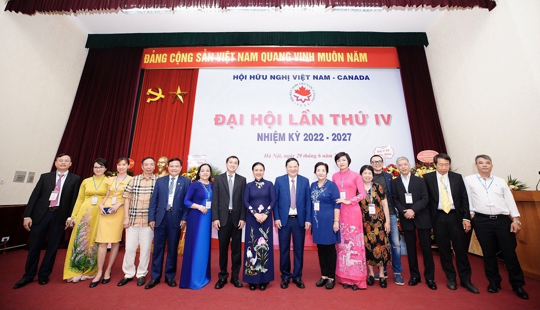 出席越南与加拿大友好协会召开第四次代表大会代表合影。 出席越南与加拿大友好协会召开第四次代表大会代表合影。