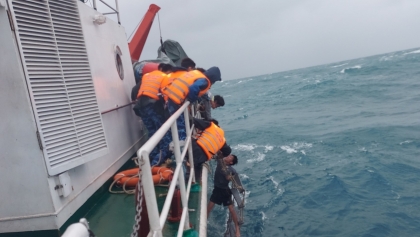 及时营救海上遇险渔民