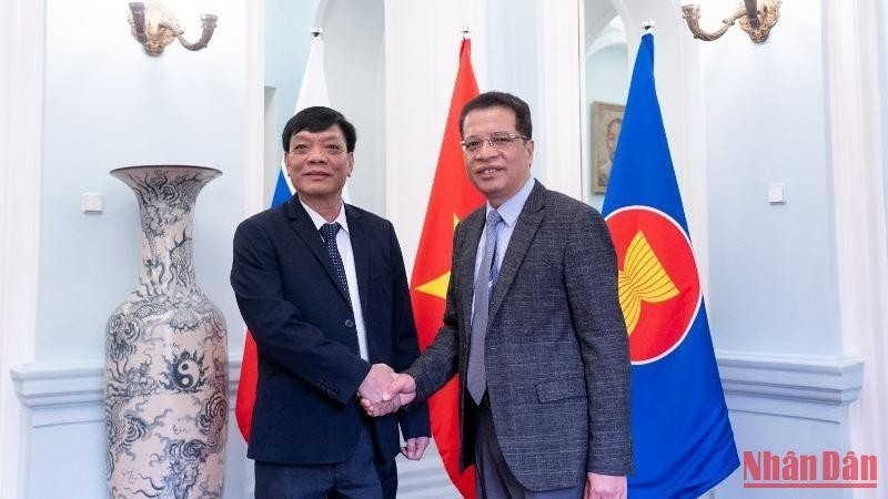 邓明魁大使与吴明进上将握手(图片来源:人民报)。 邓明魁大使与吴明进上将握手(图片来源:人民报)。