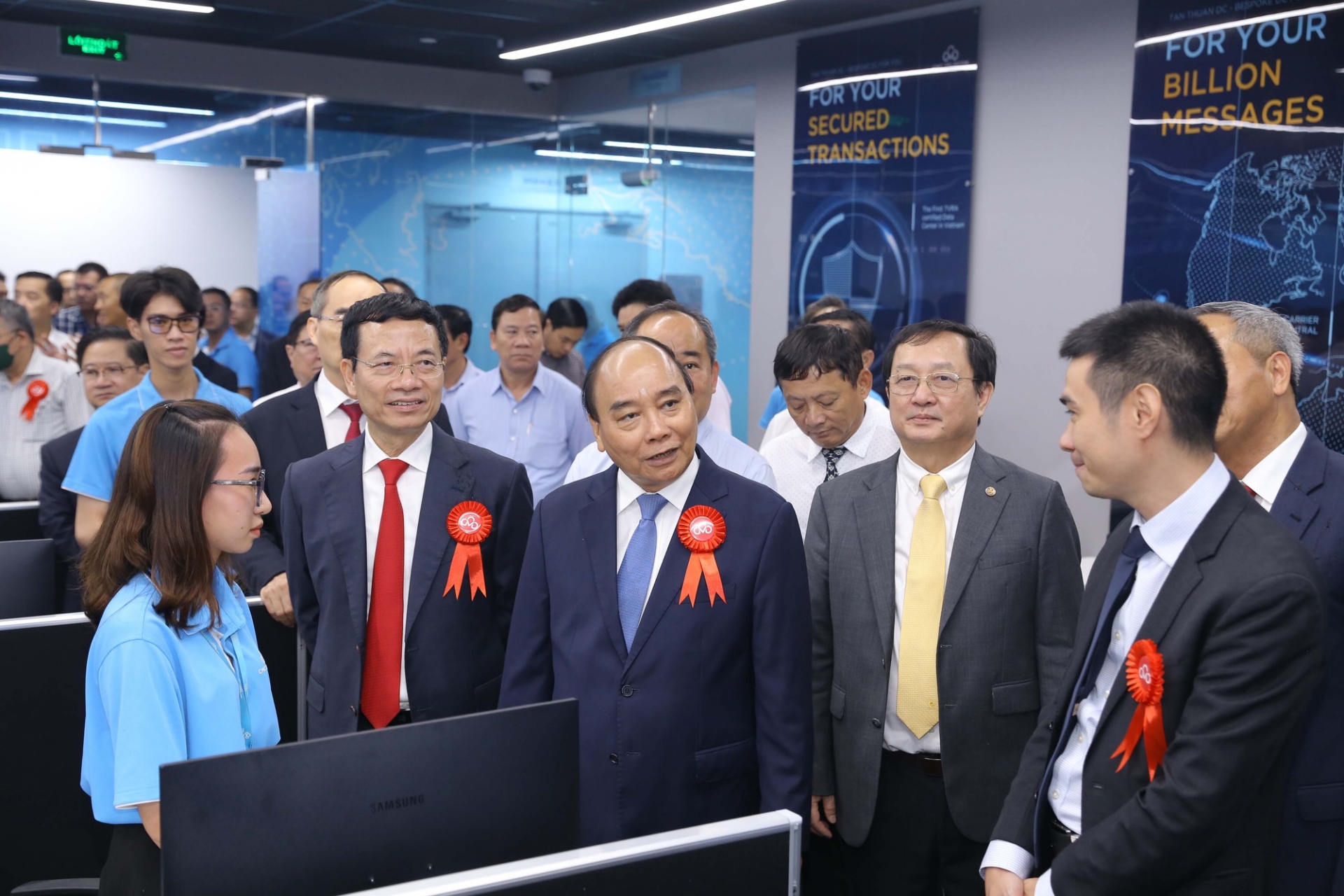 越南国家主席阮春福出席胡志明市新顺CMC数据中心揭牌仪式。 越南国家主席阮春福出席胡志明市新顺CMC数据中心揭牌仪式。