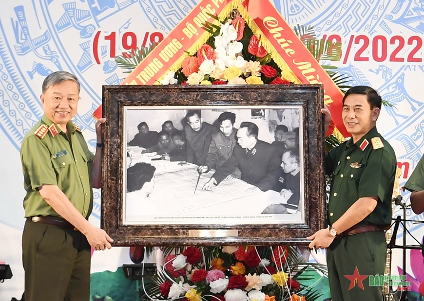 值人民公安成立日77周年之际，潘文江大将向苏林大将致以祝贺（图片来源：人民军队报）。