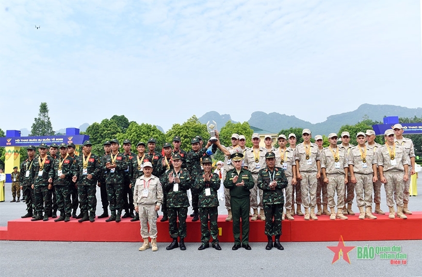 组委会向越南参赛队和俄罗斯参赛队颁发奖杯和金牌（图片来源：人民军队报）。