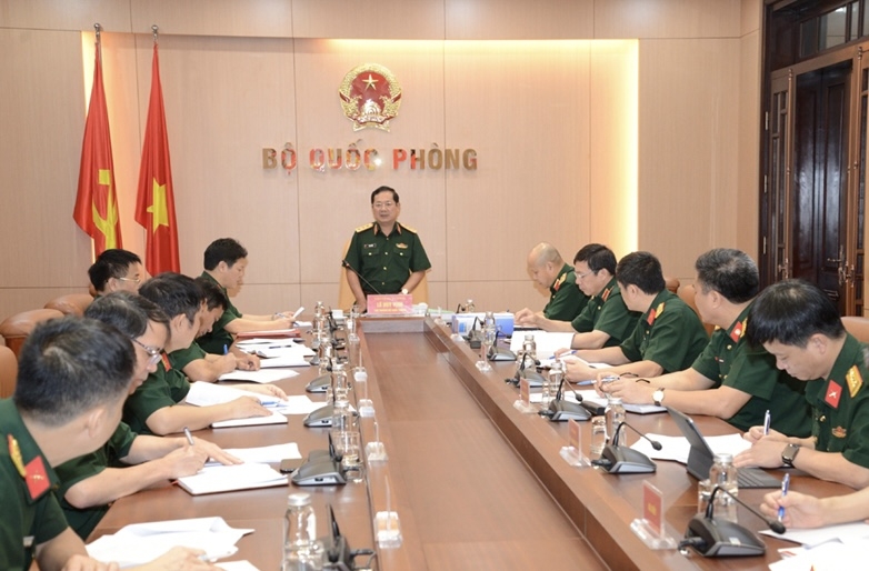 黎辉咏上将在国防部数字化转型提案起草委员会的会议上发表讲话。 黎辉咏上将在国防部数字化转型提案起草委员会的会议上发表讲话。