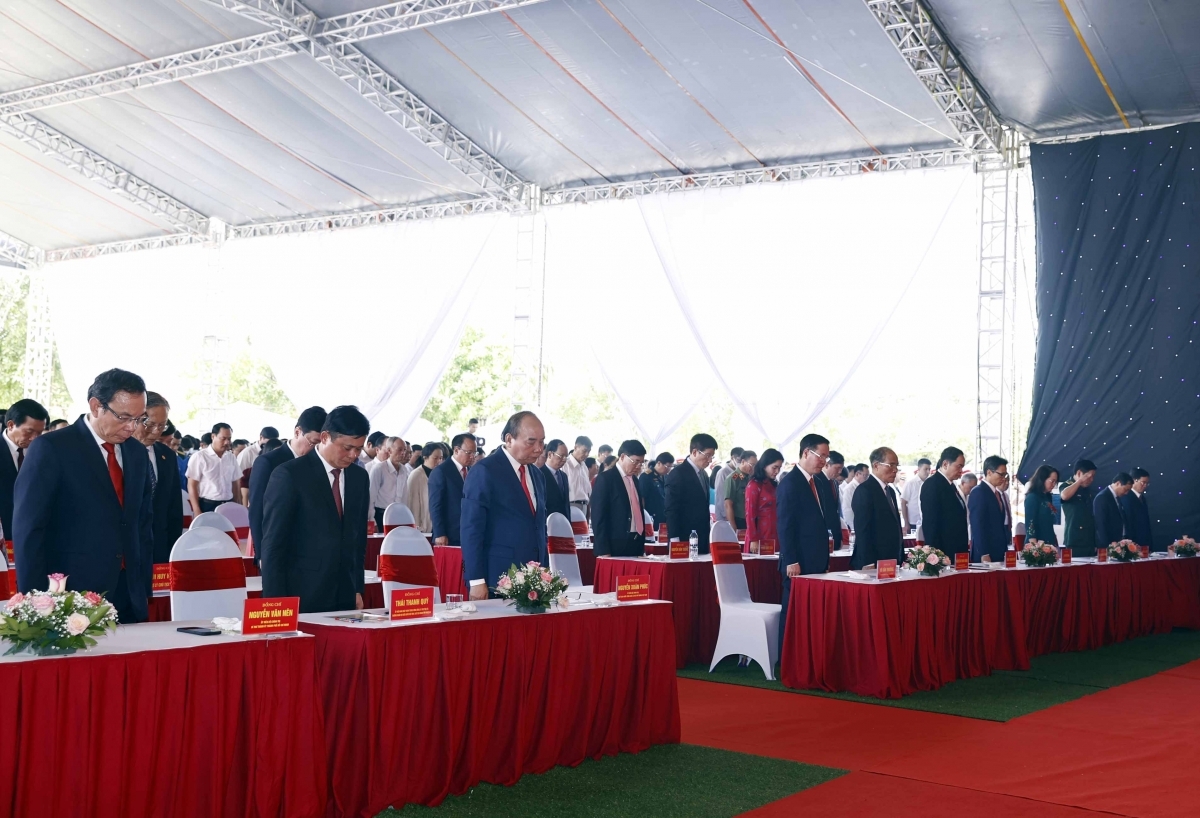 越南国家主席阮春福一行前往义安省出席黎鸿峰总书记诞辰120周年纪念活动。 越南国家主席阮春福一行前往义安省出席黎鸿峰总书记诞辰120周年纪念活动。
