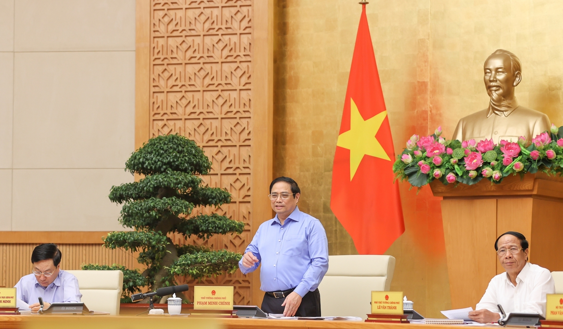 越南政府总理范明政主持召开政府8月份例行会议。