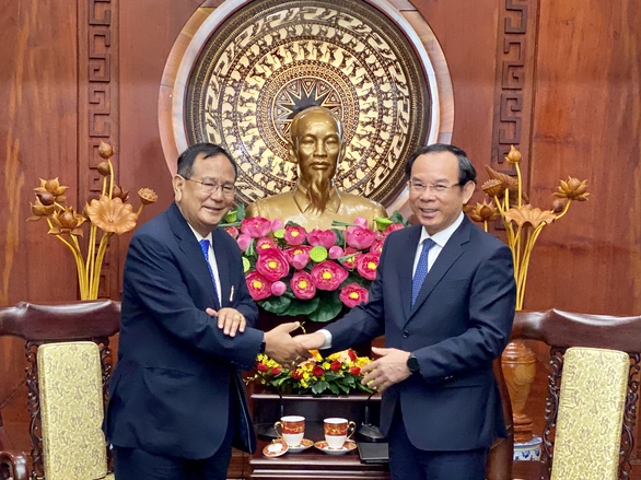 胡志明市市委书记阮文年会见印度外交部国务秘书。 胡志明市市委书记阮文年会见印度外交部国务秘书。
