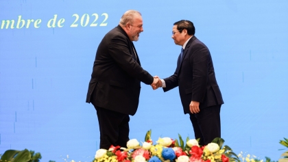 向古巴总理曼努埃尔·克鲁斯授予胡志明勋章