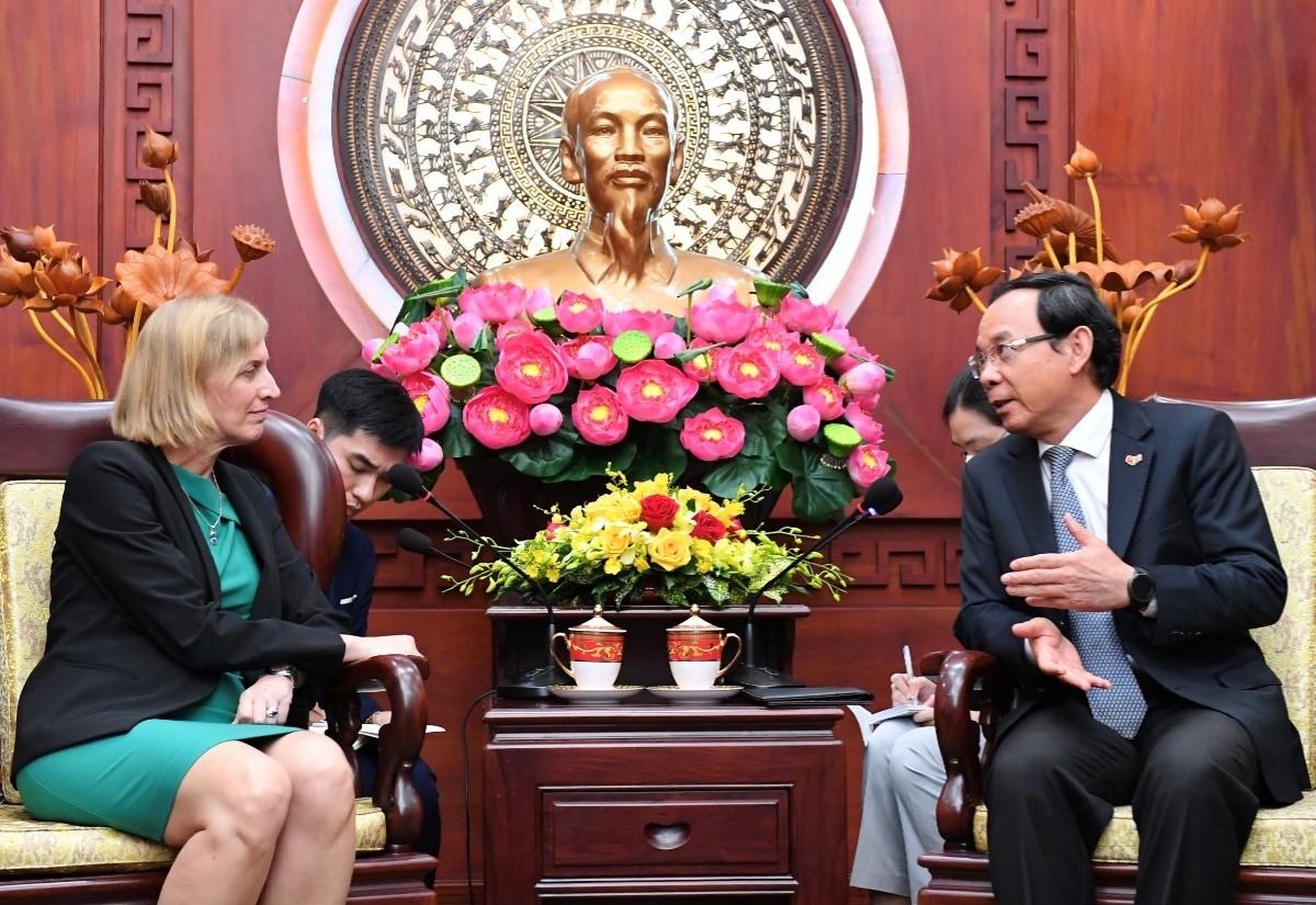 胡志明市市委书记阮文年会见美国新任驻胡志明市总领事。 胡志明市市委书记阮文年会见美国新任驻胡志明市总领事。