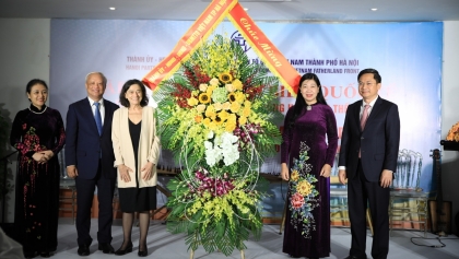 河内市领导会见出席世界和平理事会第22届代表大会的代表们