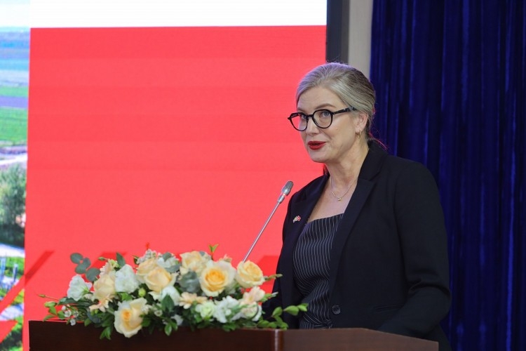 瑞典驻越南大使安娜·马尾(Ann Mawe)在会上发表讲话。 瑞典驻越南大使安娜·马尾(Ann Mawe)在会上发表讲话。