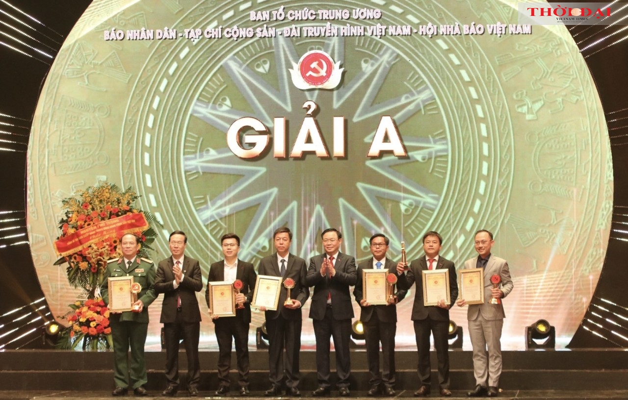 越南国会主席王廷惠与秘书处常务委员武文赏为作者和作者团体颁发 A 奖。(图:秋河摄) 越南国会主席王廷惠与秘书处常务委员武文赏为作者和作者团体颁发 A 奖。(图:秋河摄)