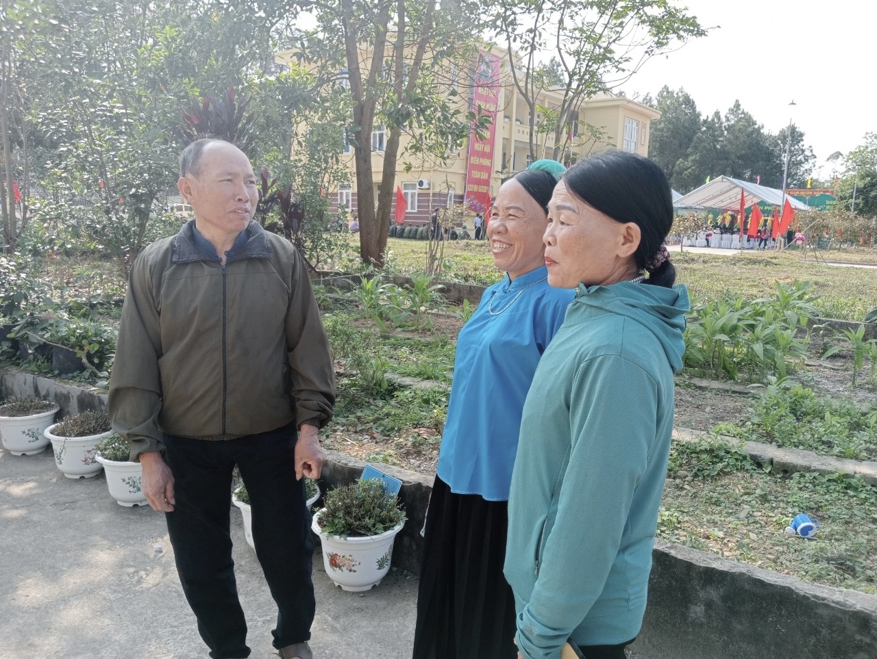 威信者经常跟社民见面，宣传、动员社民遵守国家的政策和法律。