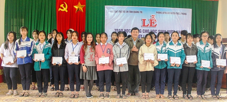 Zhishan Foundation tặng 47 triệu đồng cho học sinh nghèo vượt khó Triệu Phong (Quảng Trị) Zhishan Foundation tặng 47 triệu đồng cho học sinh nghèo vượt khó Triệu Phong (Quảng Trị)